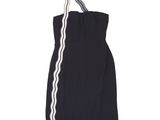 une robe noire avec des bordures blanches sur fond blanc