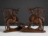 paire de serre-livres anciens en bois sculpté, ornés de chevaux