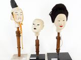 trois têtes de mannequin et un socle en bois représentant un visage de femme