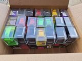 une boîte remplie de téléphones portables de toutes sortes posée par terre