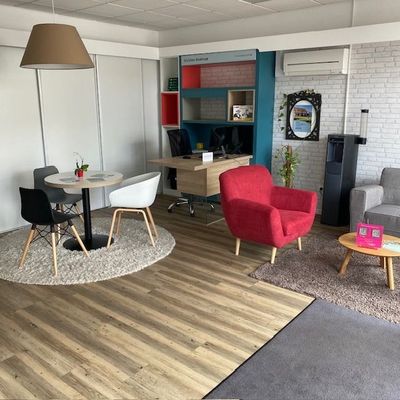 un salon avec deux fauteuils et une table