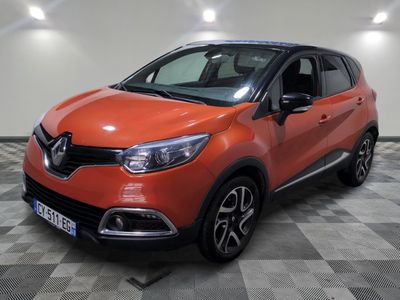 une Renault Captur rouge garée sur un sol à damier
