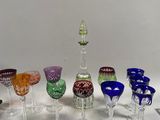vases en verre de différentes couleurs posés sur une table