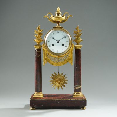 une horloge posée sur une table