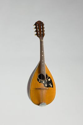 une mandoline suspendue au plafond dans une pièce