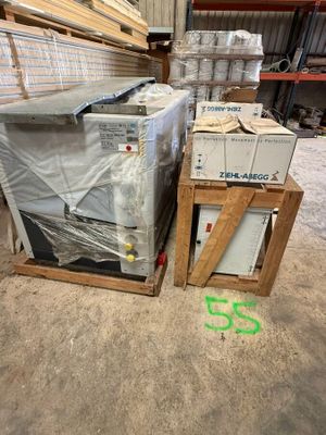 une pile de cartons et de bois dans un entrepôt