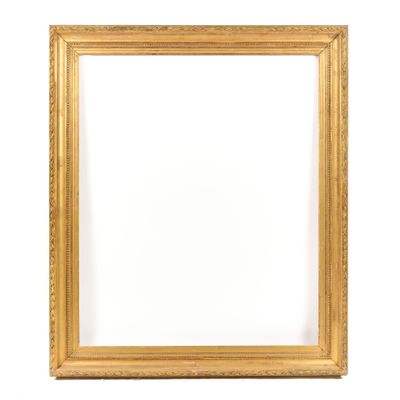 un cadre doré sur fond blanc