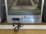 a machine that is sitting on the floor in the room