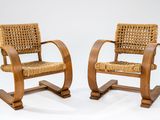 deux chaises en bois avec des assises en osier sur fond blanc