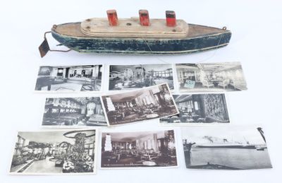 un petit bateau en bois orné de dessins sur les flancs