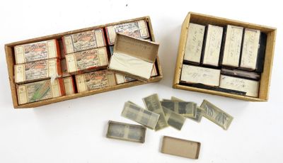 deux boîtes de timbres et une boîte de timbres posées sur une surface blanche