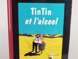 un livre sur lequel figure la photo d'un homme et d'une femme marchant dans le désert