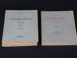 deux livres sont posés sur une table à fond noir