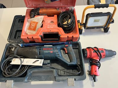une boîte à outils posée sur une table à côté d'une perceuse