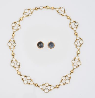 un ensemble composé d'un collier et de boucles d'oreilles en or jaune 18 carats