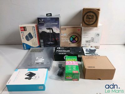 un grand nombre d'appareils électroniques sur la table