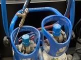 de nombreux types de bouteilles de gaz et de tuyaux éparpillés sur le sol