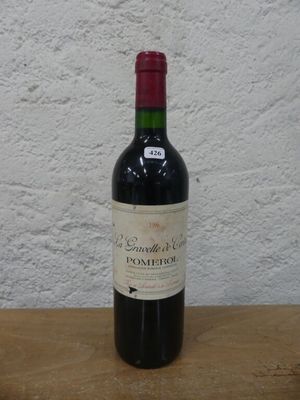 une bouteille de vin posée sur une table en bois