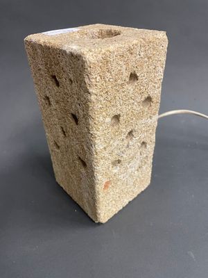 Lampe en pierre de forme quadrangulaire H : 20 cm