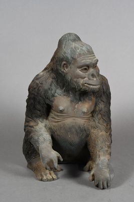 une petite statue représentant un gorille assis par terre