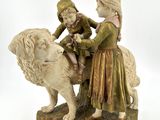 figurine représentant un garçon et une fille à cheval, accompagnés d'un chien