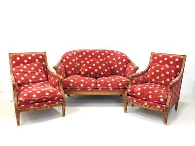 un canapé rouge et deux fauteuils à pois