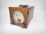 une horloge en bois posée sur une surface blanche