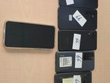 un mur sur lequel sont posés tout un tas de téléphones portables différents