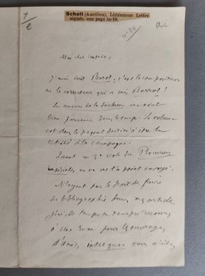 un gros plan d'un morceau de papier sur lequel on a écrit