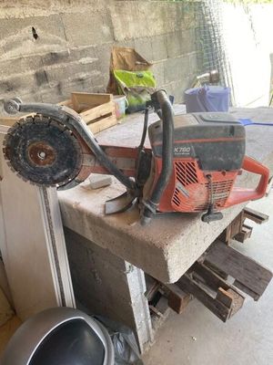 une tronçonneuse posée sur une table dans un garage