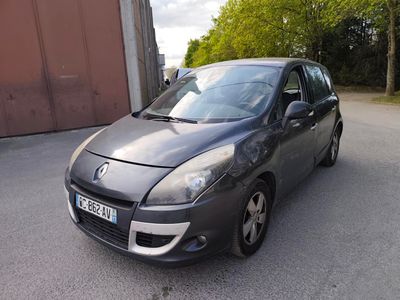 la photo d'une voiture noire garée dans un parking