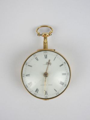 une montre de poche en or avec des chiffres romains sur le cadran