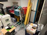 une pièce remplie de cartons et d'autres objets