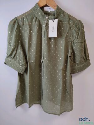 une image représentant un t-shirt vert à pois blancs