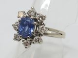 une image d'une bague en saphir bleu et diamant