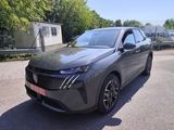 un SUV gris garé sur un parking à côté d'un immeuble