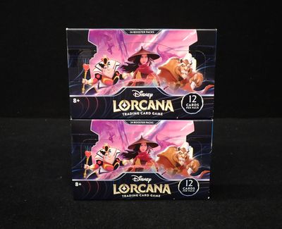 Deux boîtes de Lorcana sont posées sur une surface noire.
