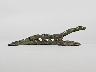 gros plan d'un objet métallique sur une surface blanche