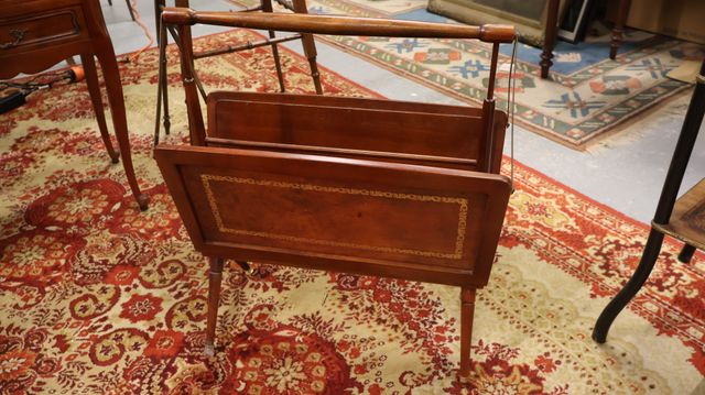 Porte revue en bois et gainé de cuir. 
