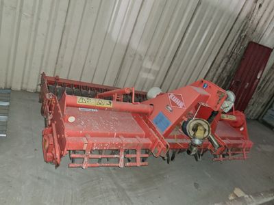 une machine rouge qui est garée dans le garage