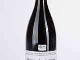 une bouteille de vin posée sur une table
