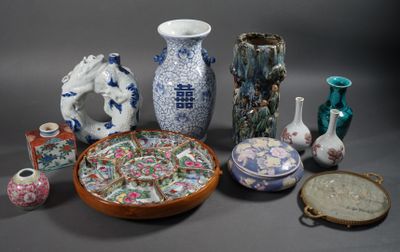 CHINE lot comprenant vase en grès émaillé à décor d'immortels en bas-r - Photo 1