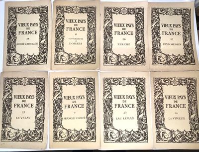 six livres posés sur une table, accompagnés d'une photo en noir et blanc les représentant