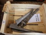 une boîte en bois contenant une paire de couteaux