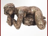 une statue représentant un bébé allongé par terre