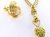 collier plaqué or avec un pendentif en forme de tête de lion et une chaîne