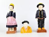 trois figurines représentant un homme et une femme debout l'un à côté de l'autre