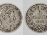 two different sides of a silver coin with a man ' s head on it