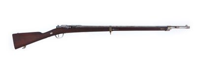 un fusil avec un canon en bois sur fond blanc