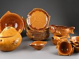 plusieurs pièces de poterie posées sur une table